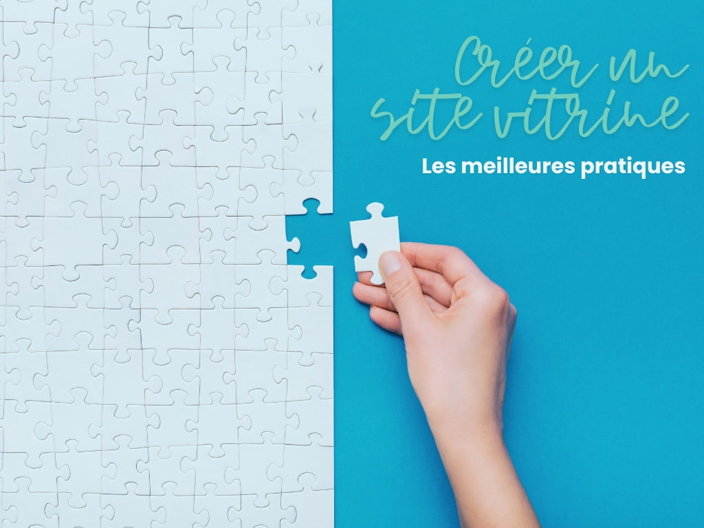 Main faisant un puzzle entièrement blanc sur un fond bleu clair