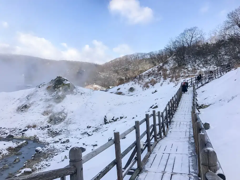 Station thermale couverte de neige au japon